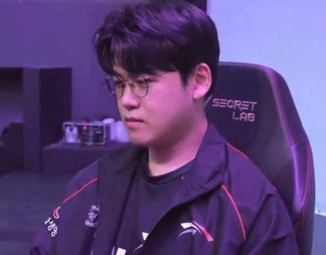 faker ： ＂在我与 SKT 的时光中，我有许多美好的回忆；与 T1 一起，我经历了很多个人成长＂
